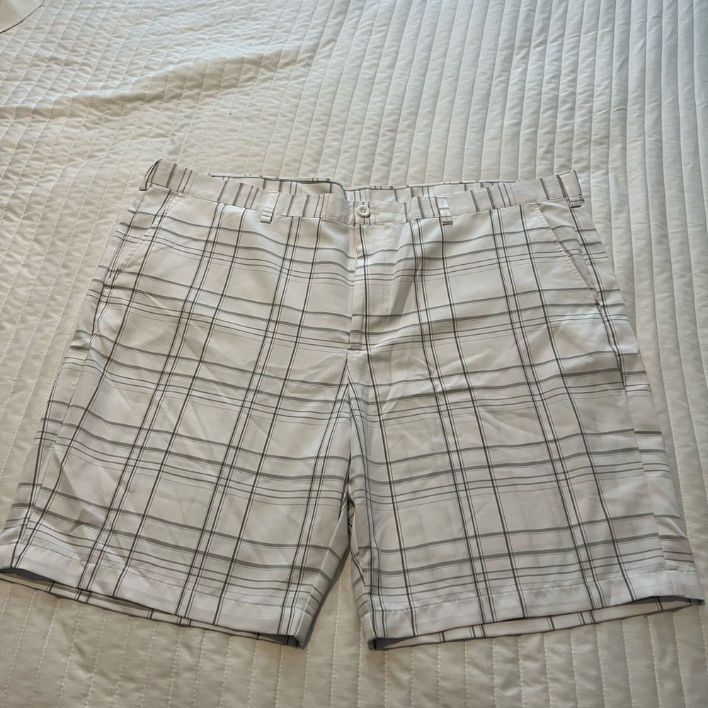 Men’s Izod golf shorts